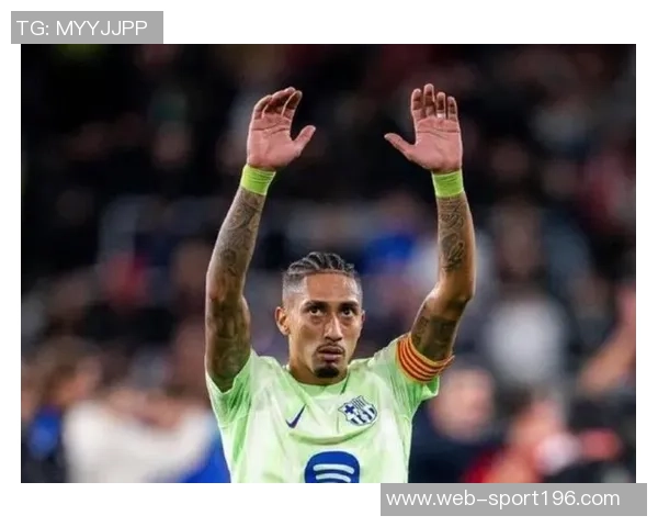 拉菲尼亚回忆利兹联保级艰辛赛后跪行向球迷深情致歉 拉菲尼亚回忆利兹联保级艰辛赛后跪行向球迷深情致歉